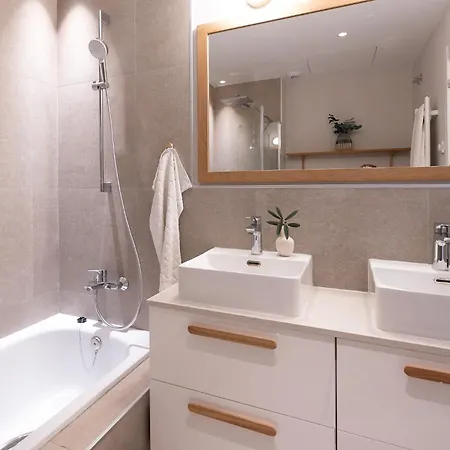 Gorgeous Townhouse Apartment *